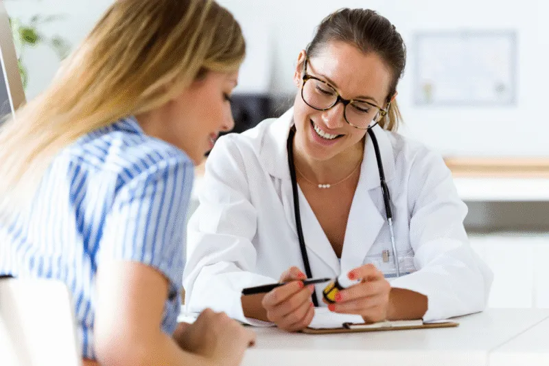 Un médecin qui échange avec son patient